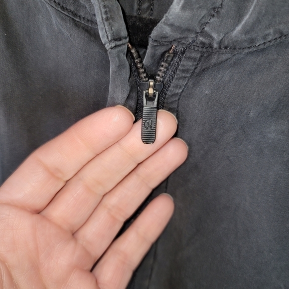 LULULEMON GRAY PULLOVER HALF ZIP HOODIE, sz SMALL - Picture 4 of 6
